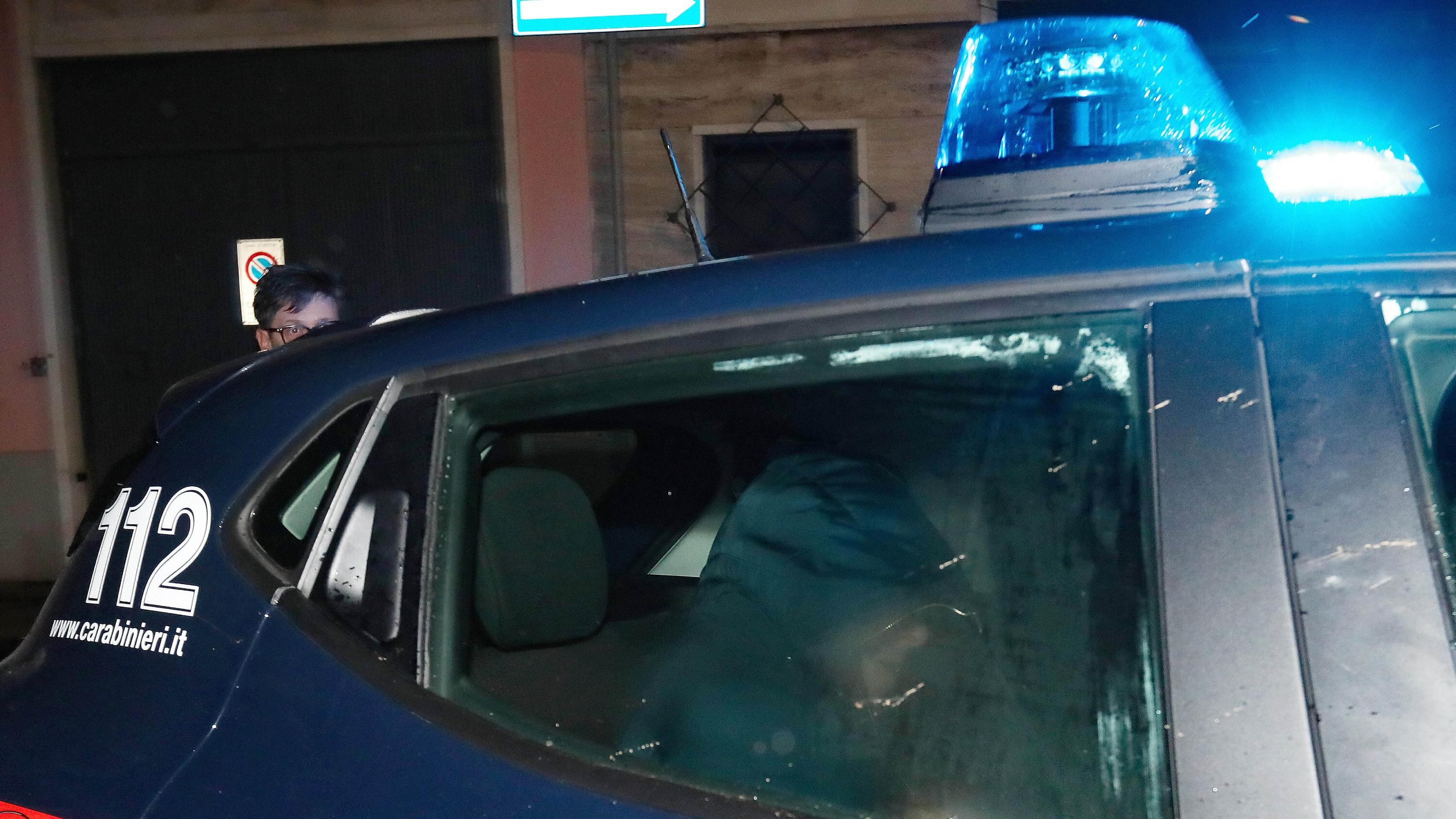 Spara contro auto di scuola guida e la porta via, caccia al rapinatore