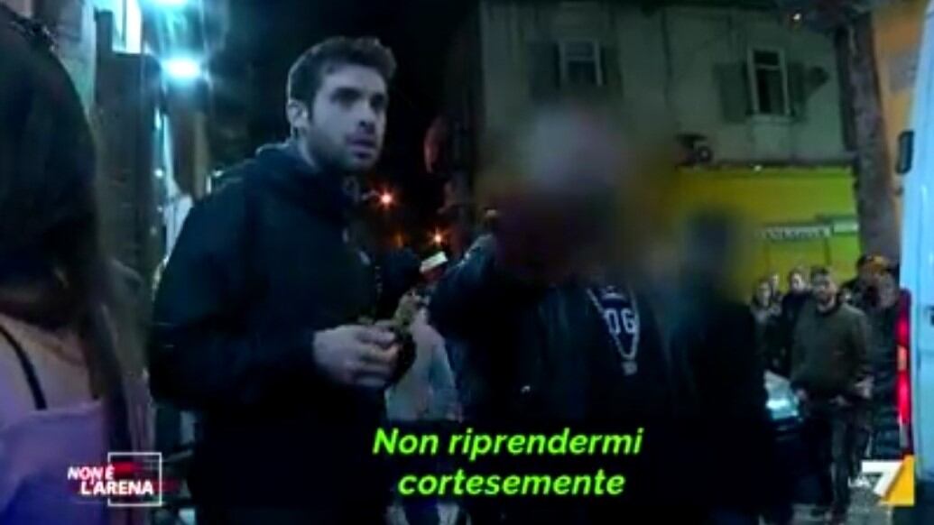 Tentano di intervistare il neomelodico Tony Colombo: aggrediti giornalista e cameramen di La7