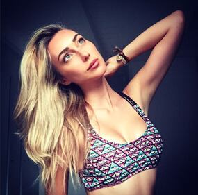 Cristel Carrisi, sexy figlia d'arte 7
