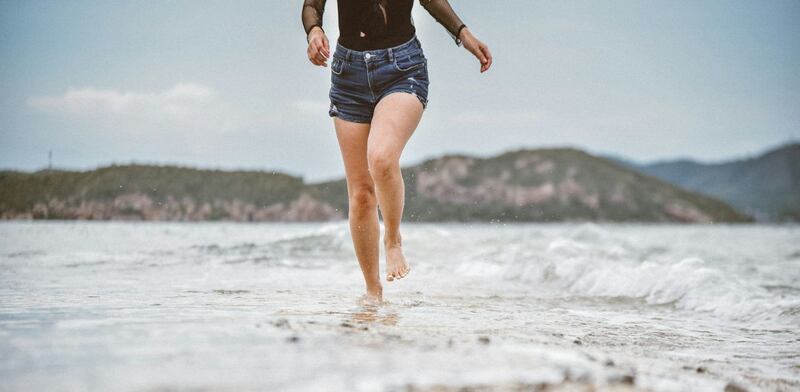 Grounding piedi nell'acqua di mare