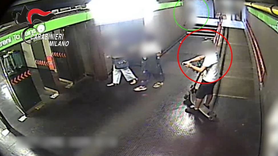 Choc a Milano, 19enne in manette per aver stuprato due ragazzine: le vittime scelte in metrò e pedinate fino a casa