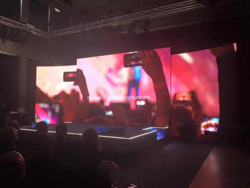La presentazione del logo Tim 3