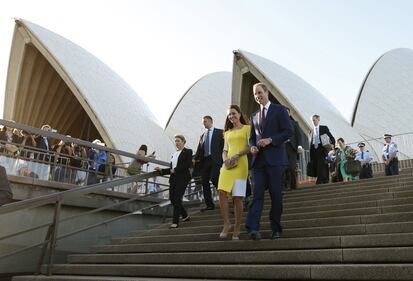 La famiglia reale arriva in Australia: per Kate il vestito è giallo canarino 12
