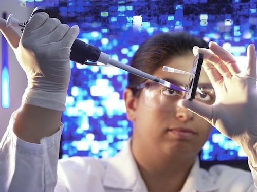 "Un microchip con il vaccino": cosa c'è dietro la teoria