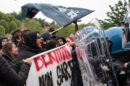 Centri sociali, anarchici e attivisti tentano di sfondare i cordoni di polizia: 30 identificati 4