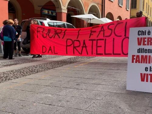 Manifestazione sugli affidi a Bologna, la protesta degli antifascisti