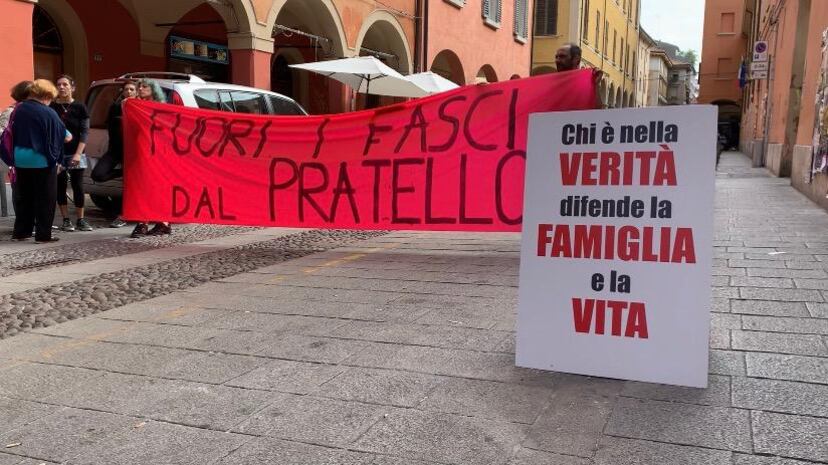 Manifestazione sugli affidi a Bologna, la protesta degli antifascisti