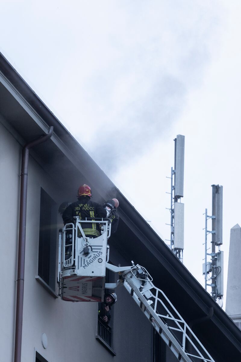 Incendio a Milano, tre morti in una palazzina per l'esplosione di un'auto 8