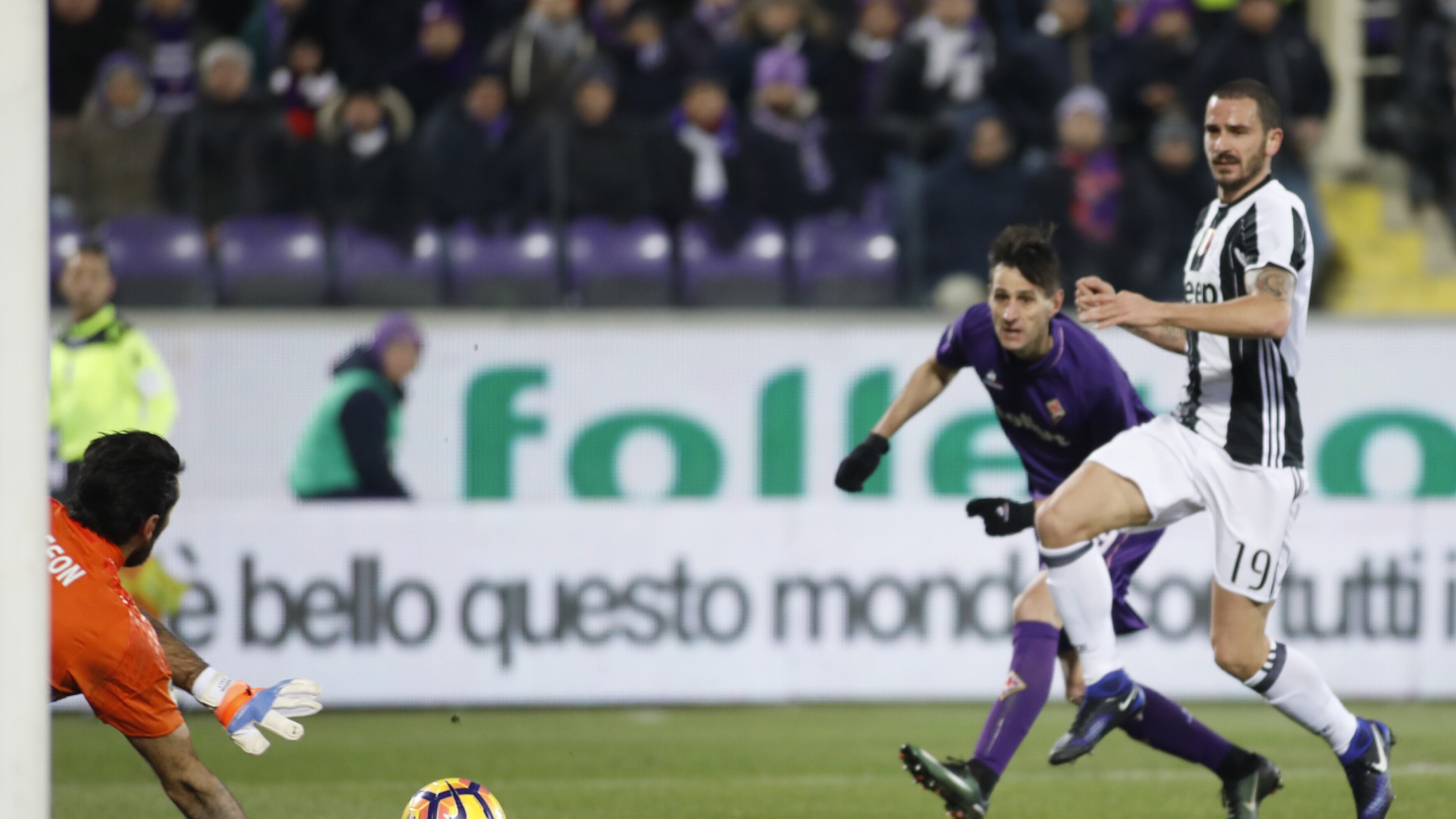Due schiaffi viola stendono la Signora