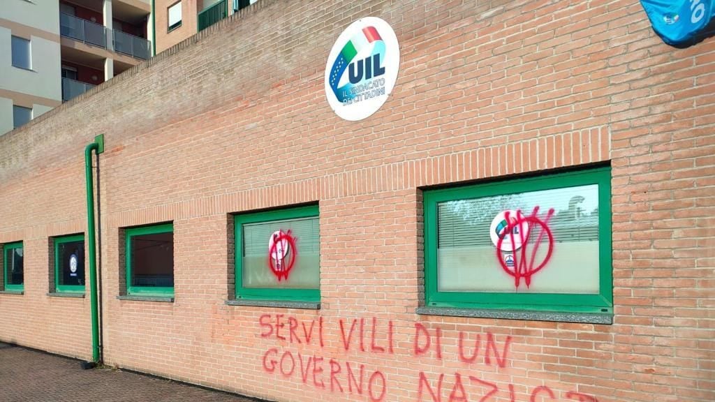 "Servi dei nazisti". L'attacco dei no vax alla sede della Uil