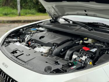 Peugeot 408 Hybrid 225: guarda la gallery del crossover francese (anche) plug-in 12