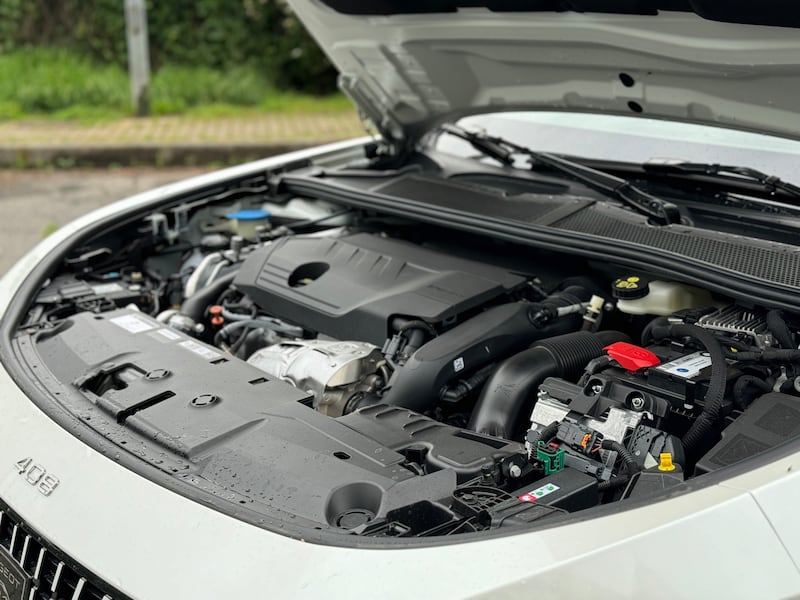 Peugeot 408 Hybrid 225: guarda la gallery del crossover francese (anche) plug-in 12