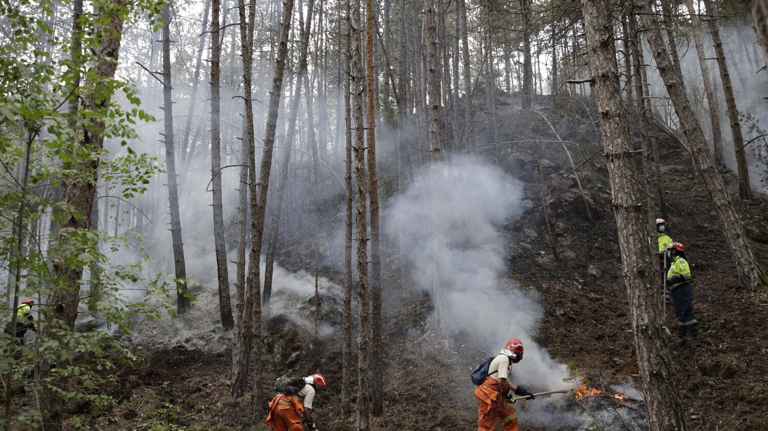 Paura a L'Aquila. Gente in strada per gli incendi arrivati in città
