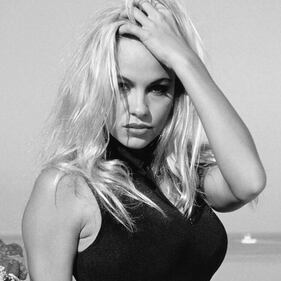 Pamela Anderson giunonica su Instagram: le foto sexy dell'ex bagnina di Baywatch 11