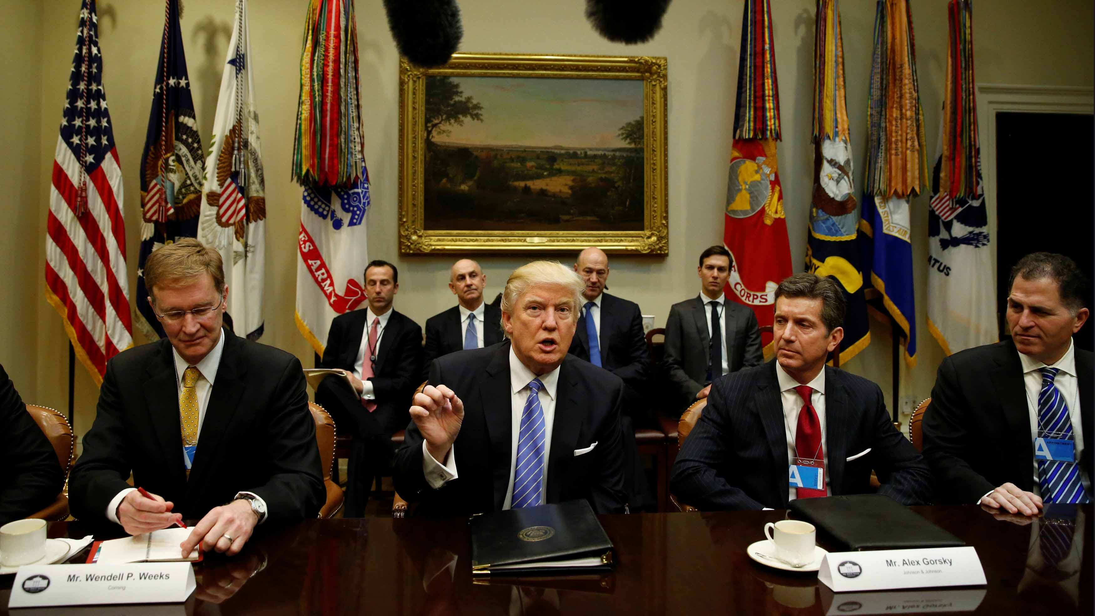 Trump inizia a picconare. Stop al trattato Tpp e tasse giù alle imprese