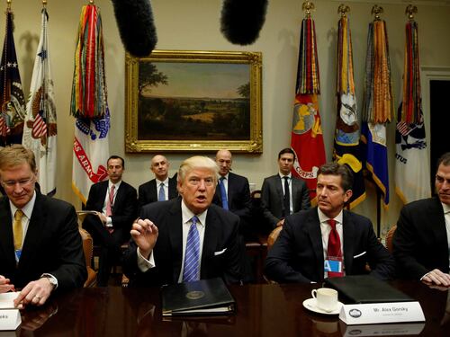 Trump firma il decreto per far uscire gli Usa da Tpp