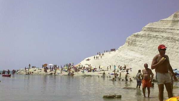 I turisti grattano via la perla della Sicilia per farsi una crema