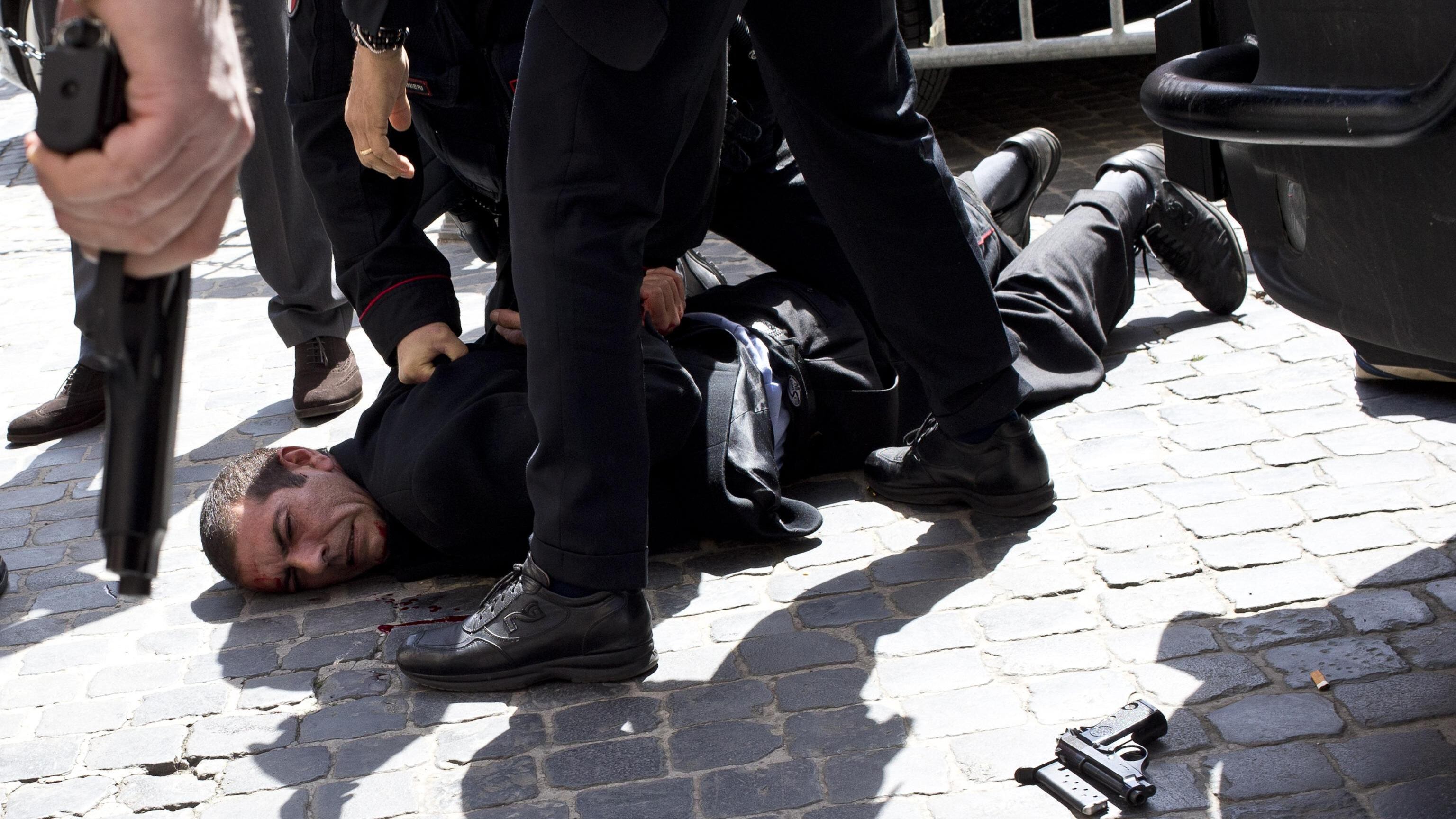 Spara davanti a Palazzo Chigi: "Volevo uccidere un politico"