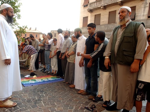 La protesta dei musulmani per salvare l'imam terrorista