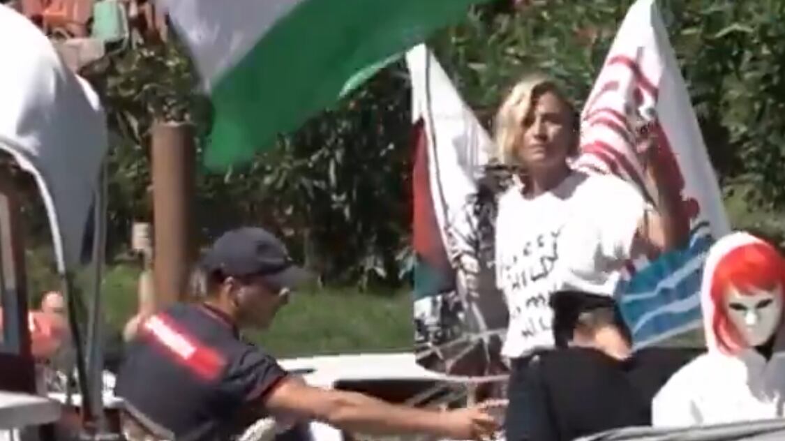 Dai set alla militanza pro Pal: Anna Foglietta fermata in Laguna con l'artista mascherata