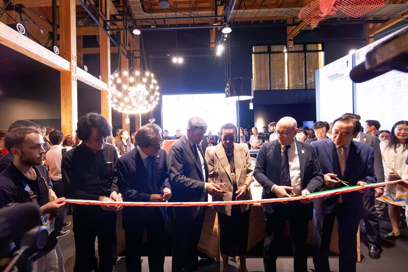 Mostra SaloneSatellite a Osaka-taglio del nastro