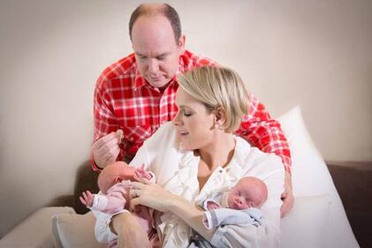 Le prime foto dei gemellini di Alberto e Charlene di Monaco 1
