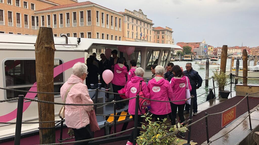 Un vaporetto rosa in laguna per prevenire il tumore al seno