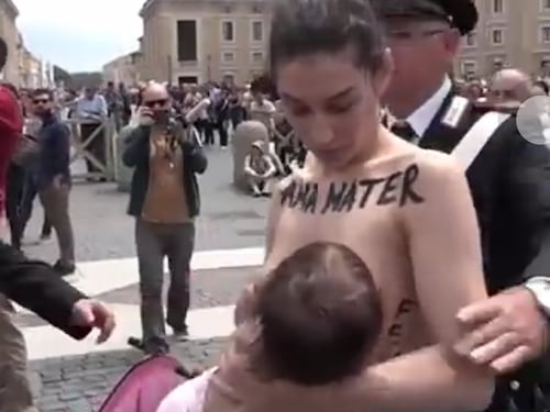 Le Femen in Piazza San Pietro per il "diritto all'allattamento"