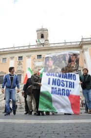 Marò tolti dal Campidoglio: scatta la protesta contro Marino 12