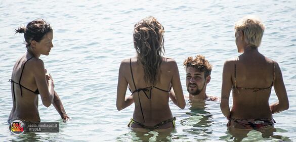 Isola dei Famosi: foto hot da Playa Uva 17