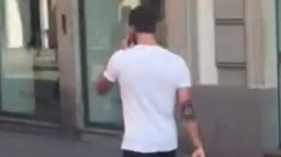 De Martino incontra Belen e Iannone, li guarda e tira dritto