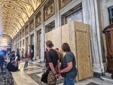 La preparazione della tomba di Papa Francesco a Santa Maria Maggiore 6