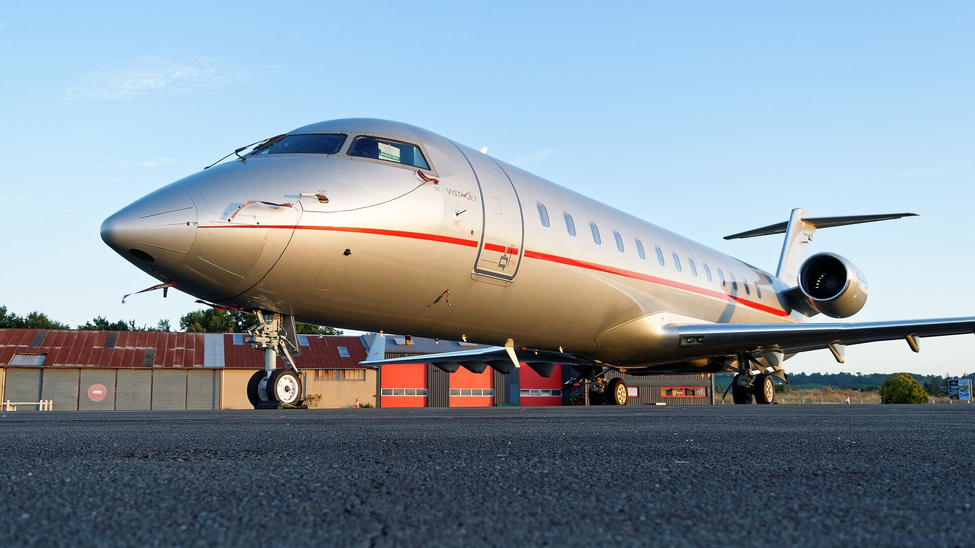 "Limitare e vietare i jet privati". La nuova eco-crociata della sinistra green
