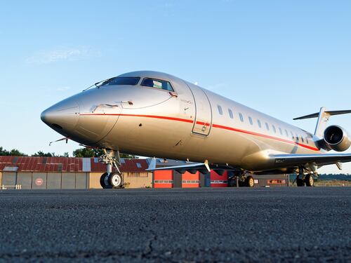 "Limitare e vietare i jet privati". La nuova eco-crociata della sinistra green