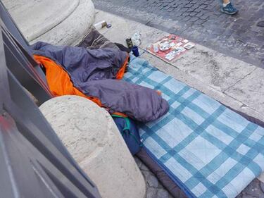 Degrado a San Pietro tra sporcizia, rom e clochard 10