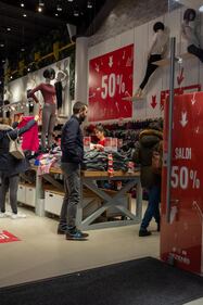 Milano, primo giorno di saldi  3