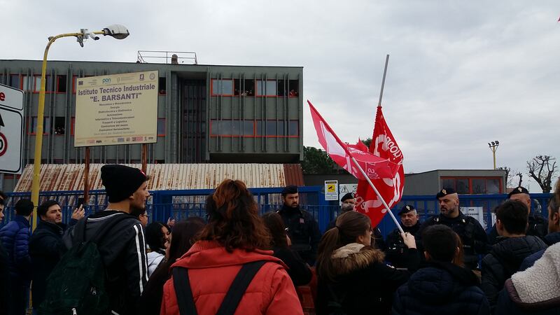 Di Maio contestato da studenti e lavoratori a Pomigliano 11