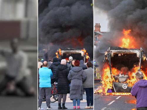 Belfast, esplode la rivolta anti-immigrati: bus in fiamme dopo l’aggressione choc del migrante sudanese