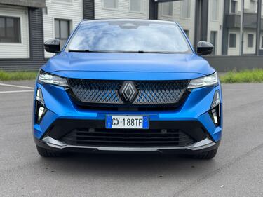 Renault Rafale plug-in: guarda la gallery del suv da 300 CV 11