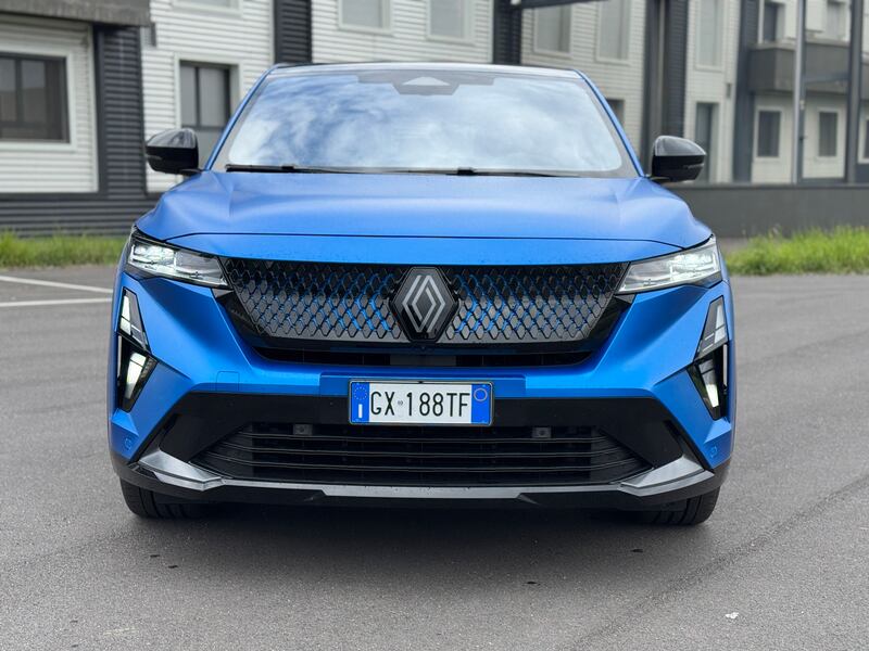 Renault Rafale plug-in: guarda la gallery del suv da 300 CV 11