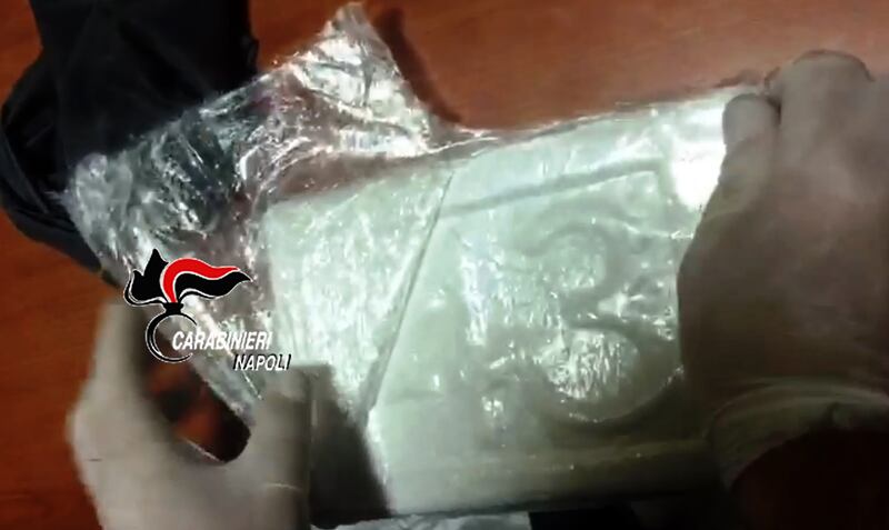 L’ultima trovata dei narcos per trasportare droga in auto: la scoperta a Napoli