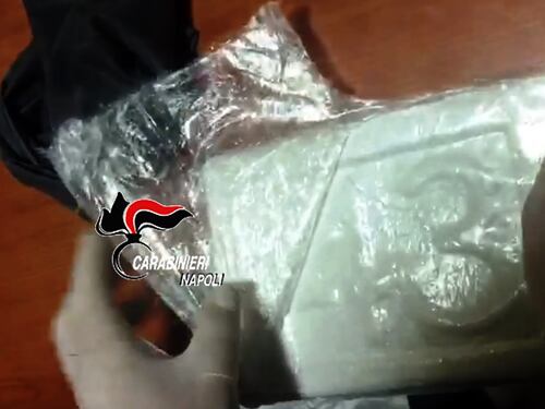 L’ultima trovata dei narcos per trasportare droga in auto: la scoperta a Napoli