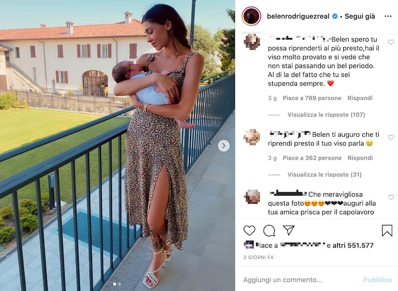 Belen Rodriguez con una neonata in braccio