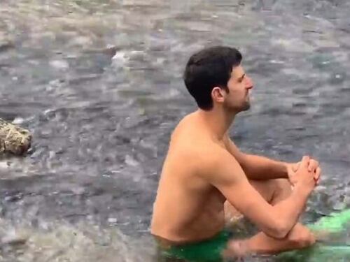 Djokovic, immerso in un ruscello ghiacciato: lancia la #Nolechallenge