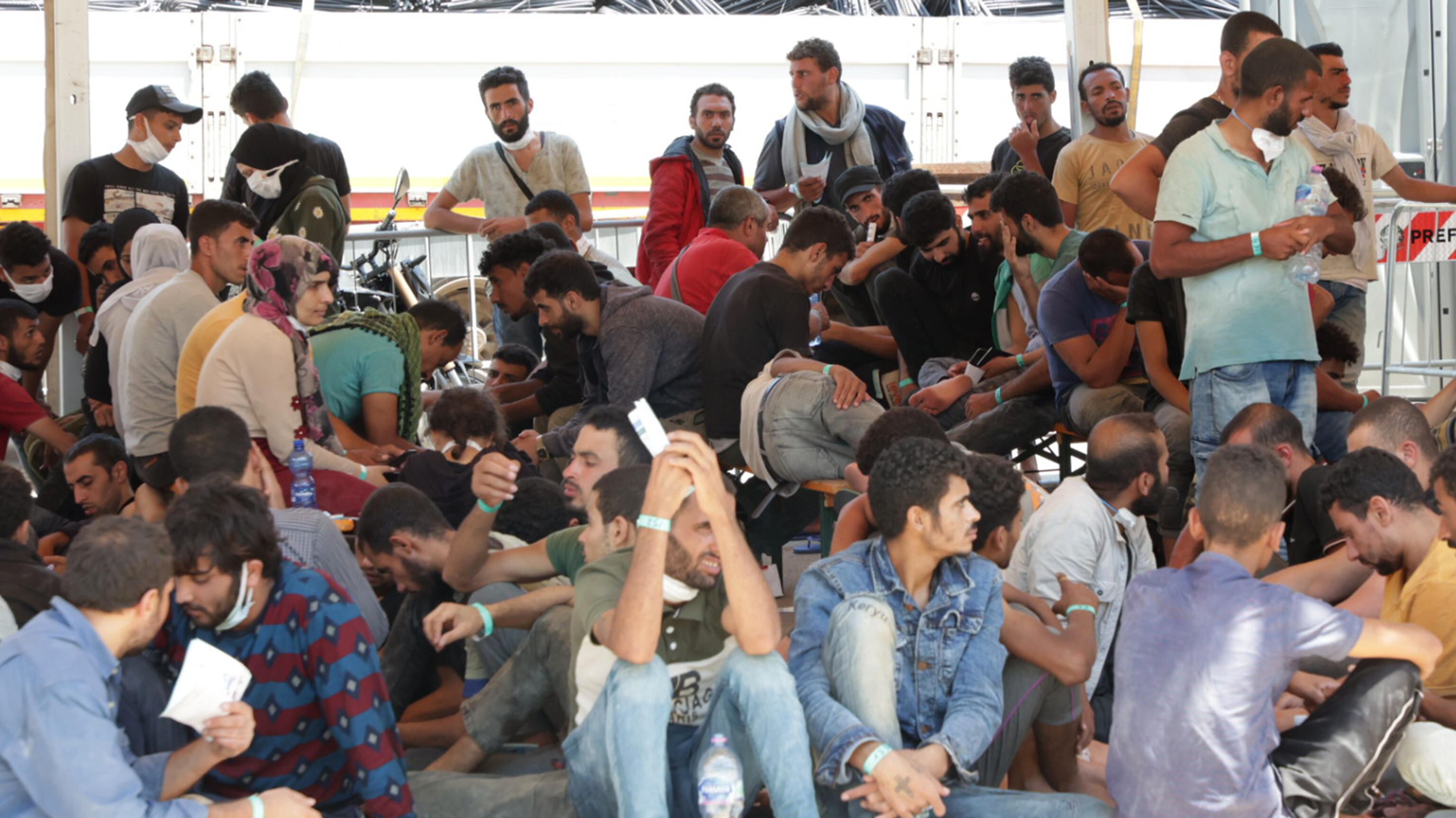 Sbarchi, la maxi operazione: oltre 674 migranti a bordo