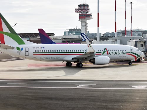 Paura sul volo Cagliari-Roma: maschere d’ossigeno fuori e un’ora di “holding”. Cosa è successo