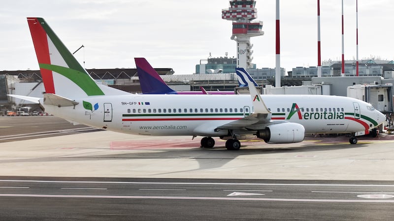 Paura sul volo Cagliari-Roma: maschere d’ossigeno fuori e un’ora di “holding”. Cosa è successo