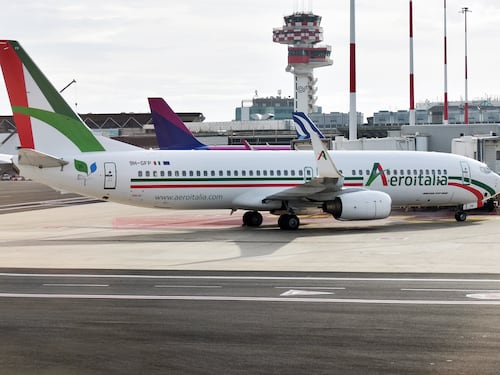 Due forti colpi dopo il decollo: paura a bordo del volo Roma-Cagliari, cosa è accaduto