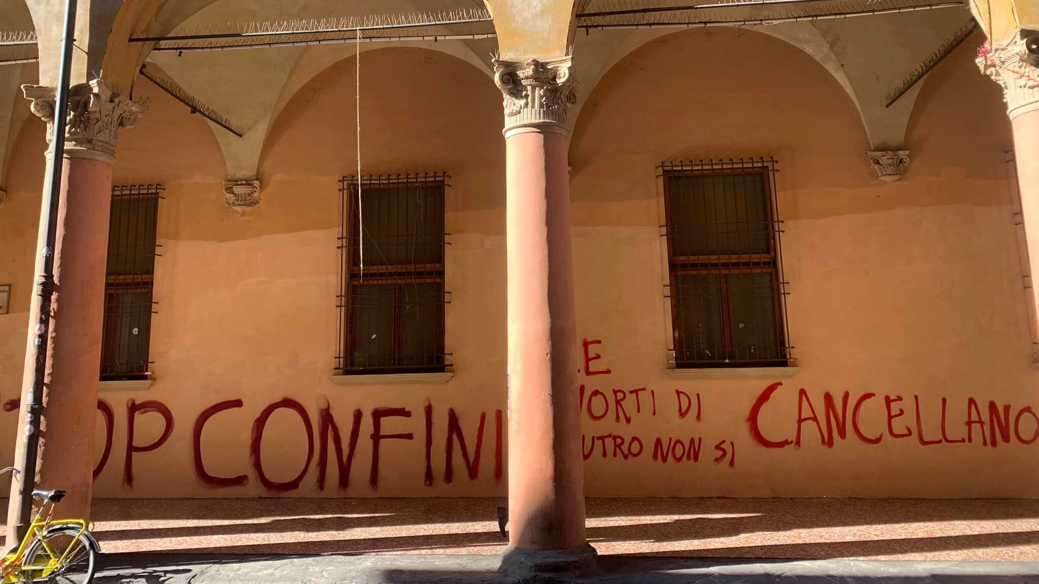 Quel mega graffito all'università che smaschera l'ipocrisia del collettivo