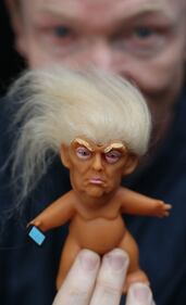 Dublino, in vendita bambola Troll raffigurante Donald Trump 1